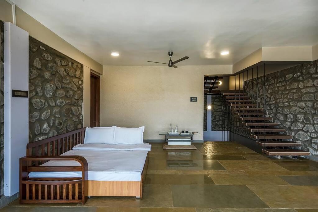 Stone Mansion By Phoenix Stays Igatpuri Bagian luar foto